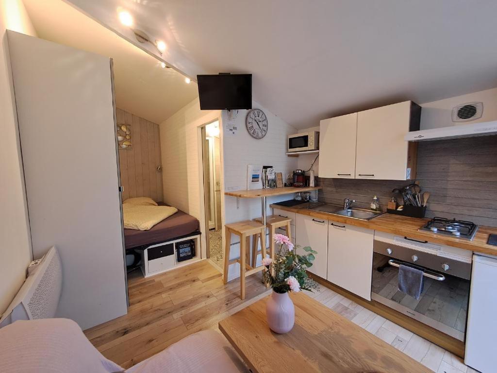 Joli Studio Au Calme Dans Un Jardin Privatif Ouistreham Exterior photo