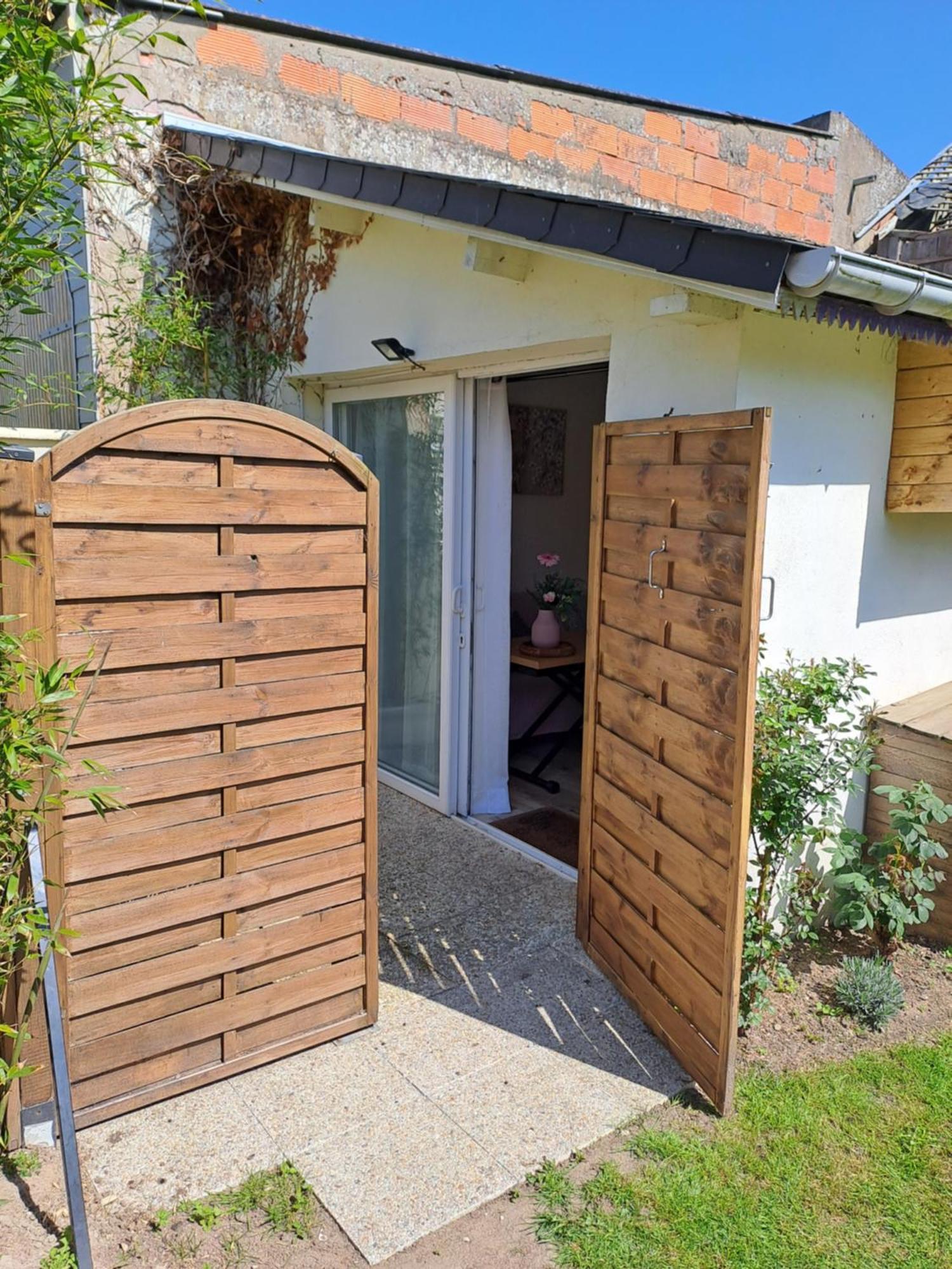 Joli Studio Au Calme Dans Un Jardin Privatif Ouistreham Exterior photo
